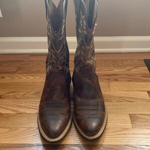 Men’s size 9 Ariat Western heritage boots brown